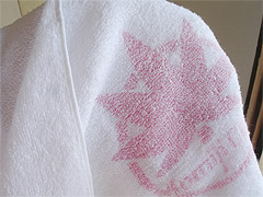 別名おぼろタオル。横糸だけ部分的に染め名入れを表現する捺染タオル。